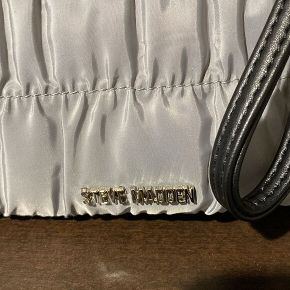 Steve Madden Gray Puffer Wallet Wristlet - Picture 4 of 7